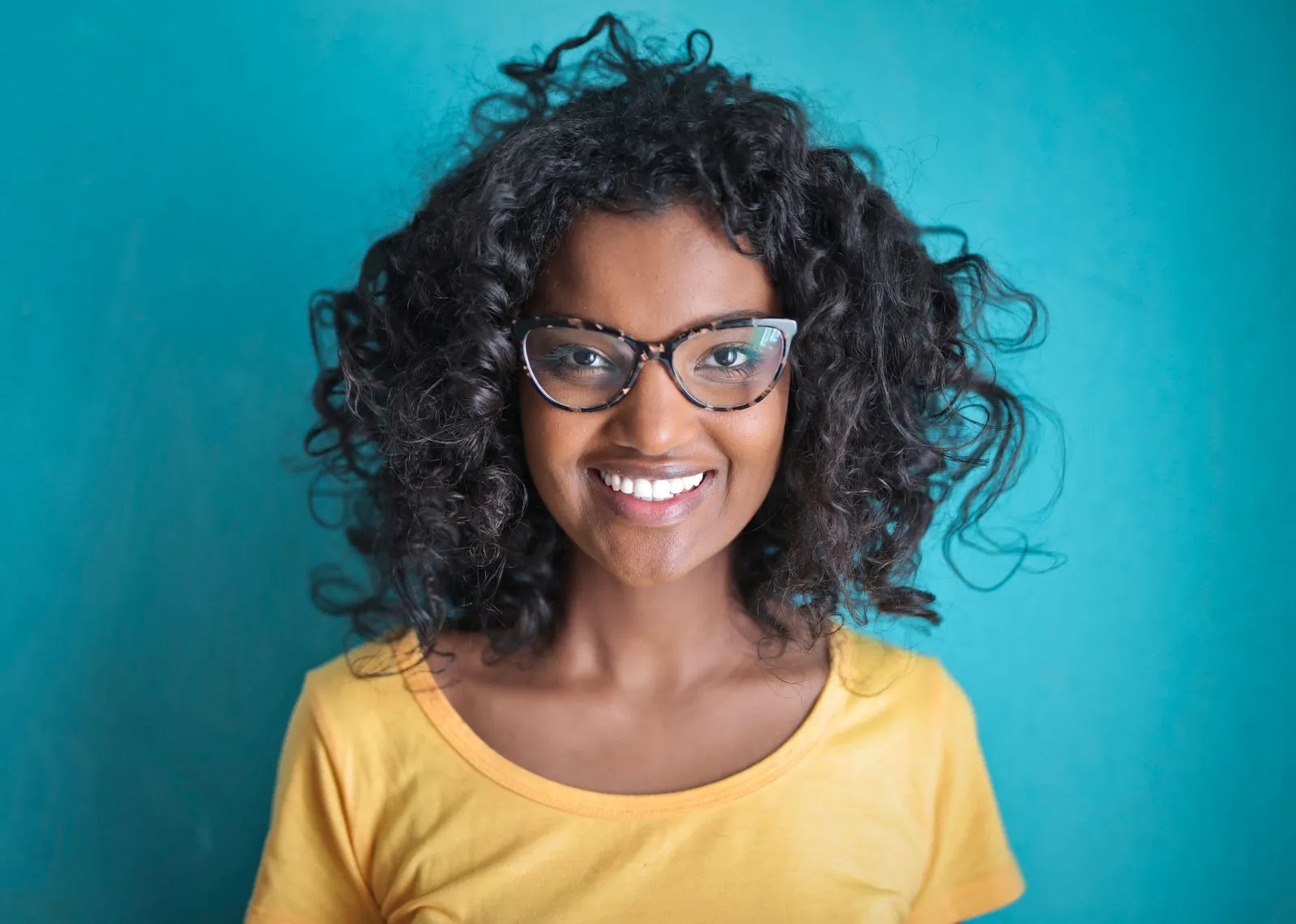 Femme souriante portant des lunettes de vue