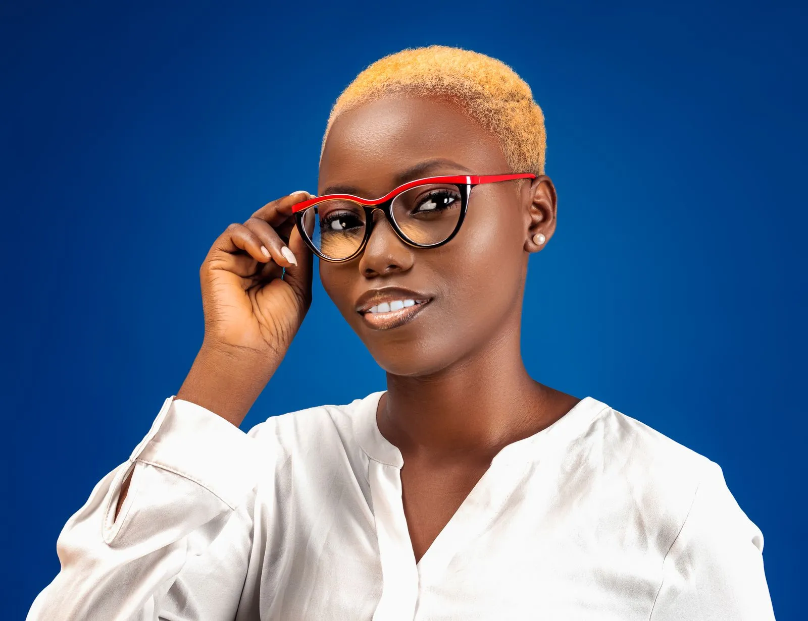 Femme portant des lunettes rouges