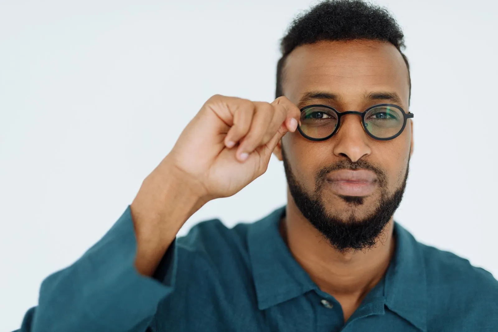 Homme ajustant ses lunettes de vue