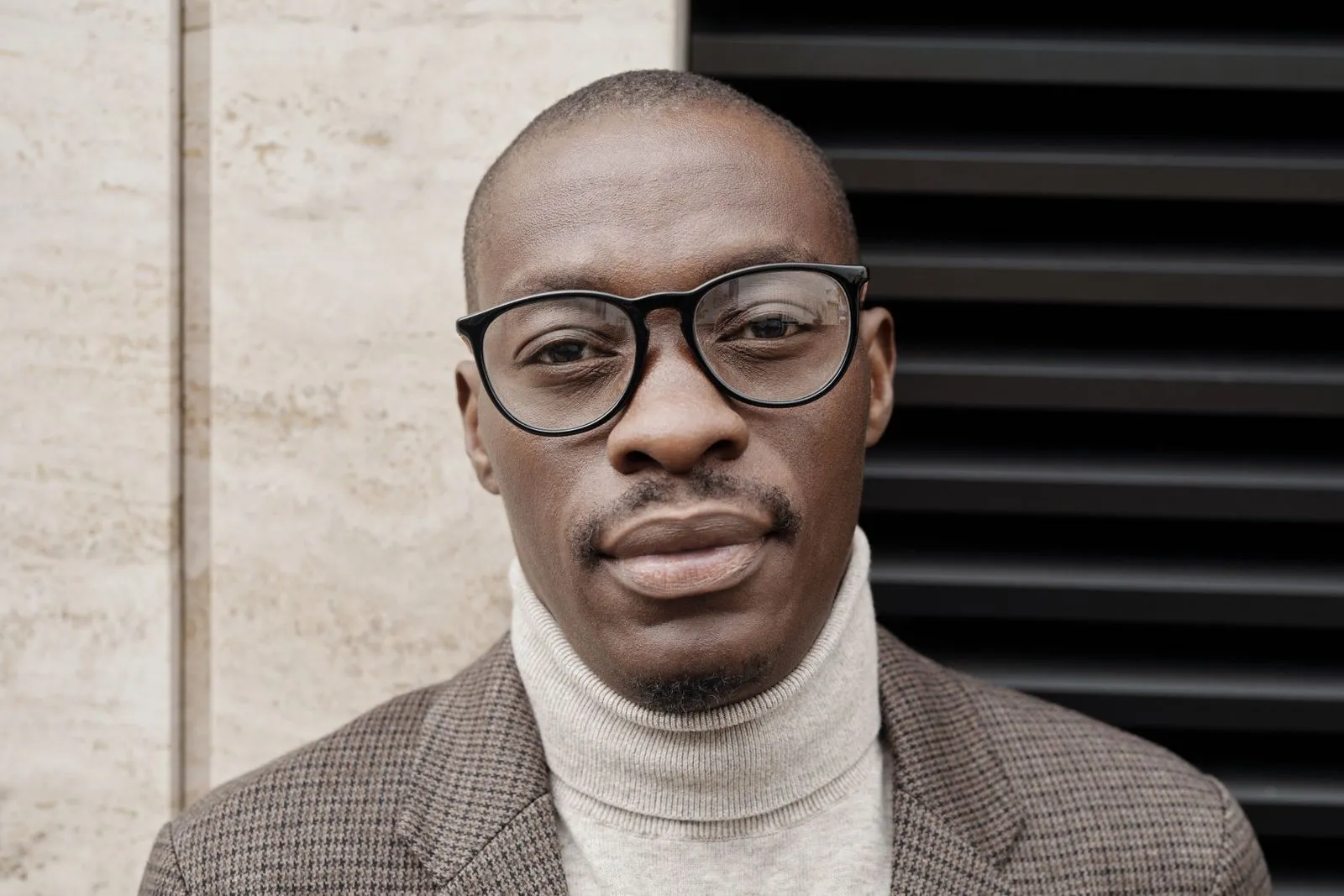 Homme élégant portant des lunettes de vue