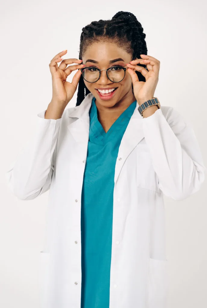 Opticienne africaine souriante ajustant ses lunettes