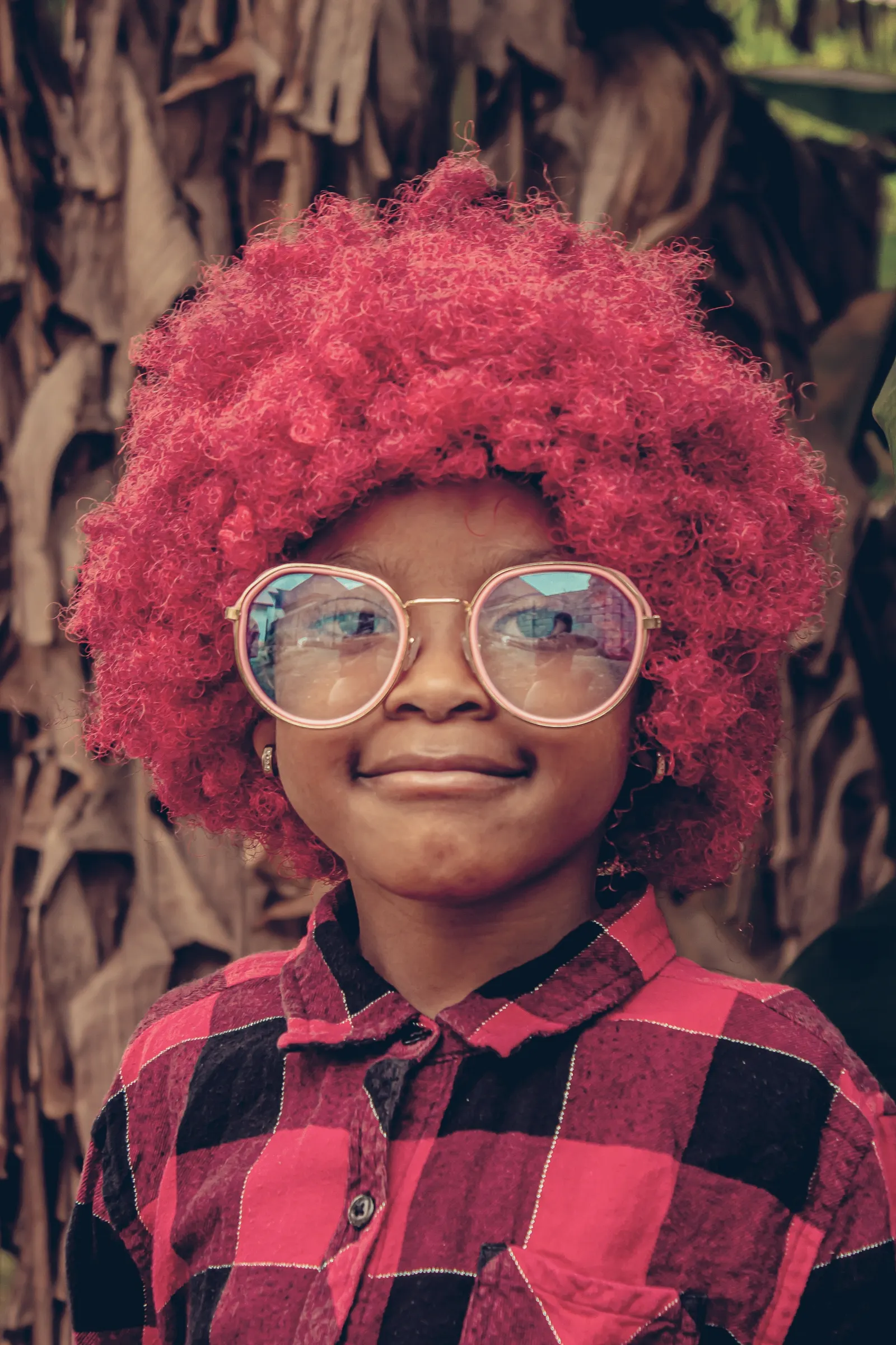 Petite fille souriante portant des lunettes de vue