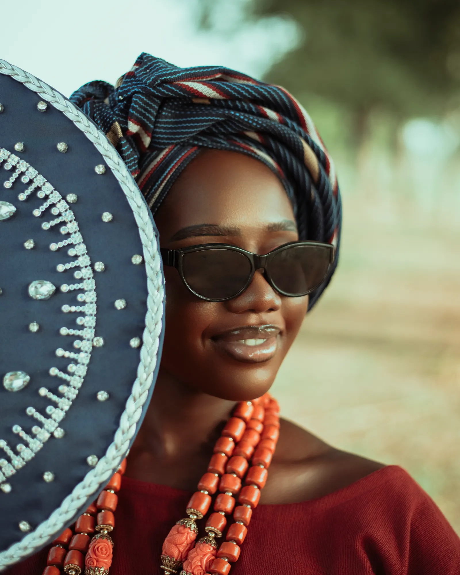 Femme en foulard portant des lunettes de soleil