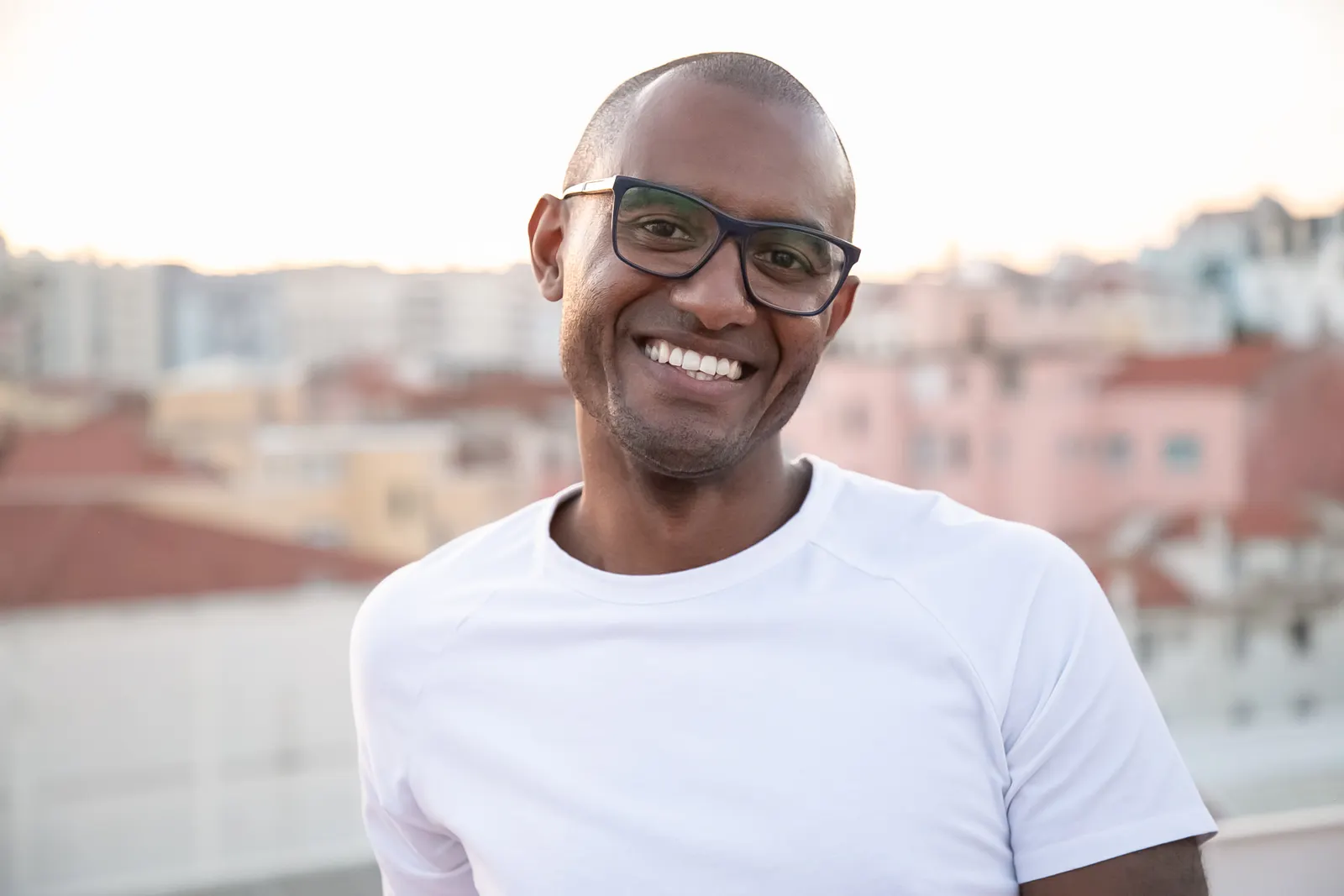 Homme souriant portant des lunettes de vue