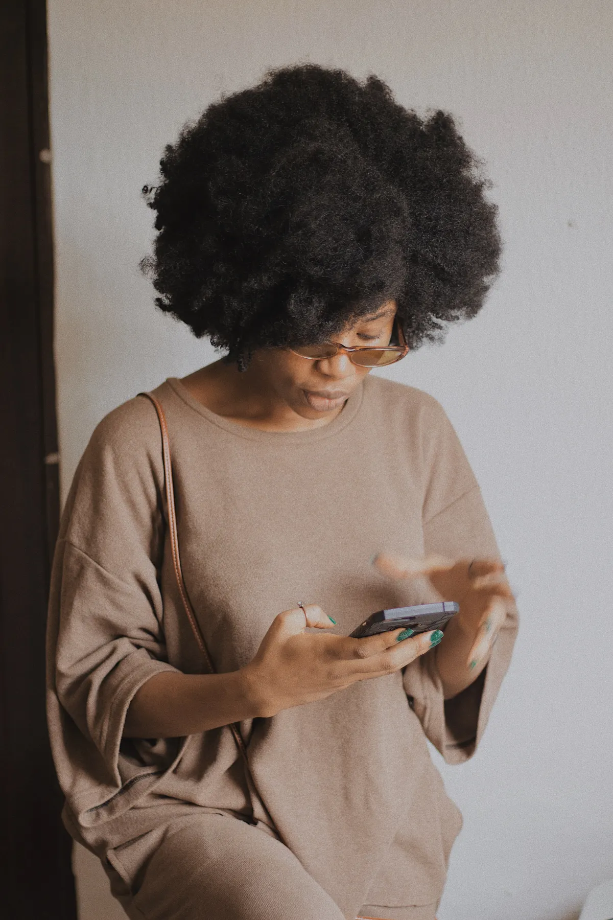 Femme commandant ses lunettes sur son smartphone