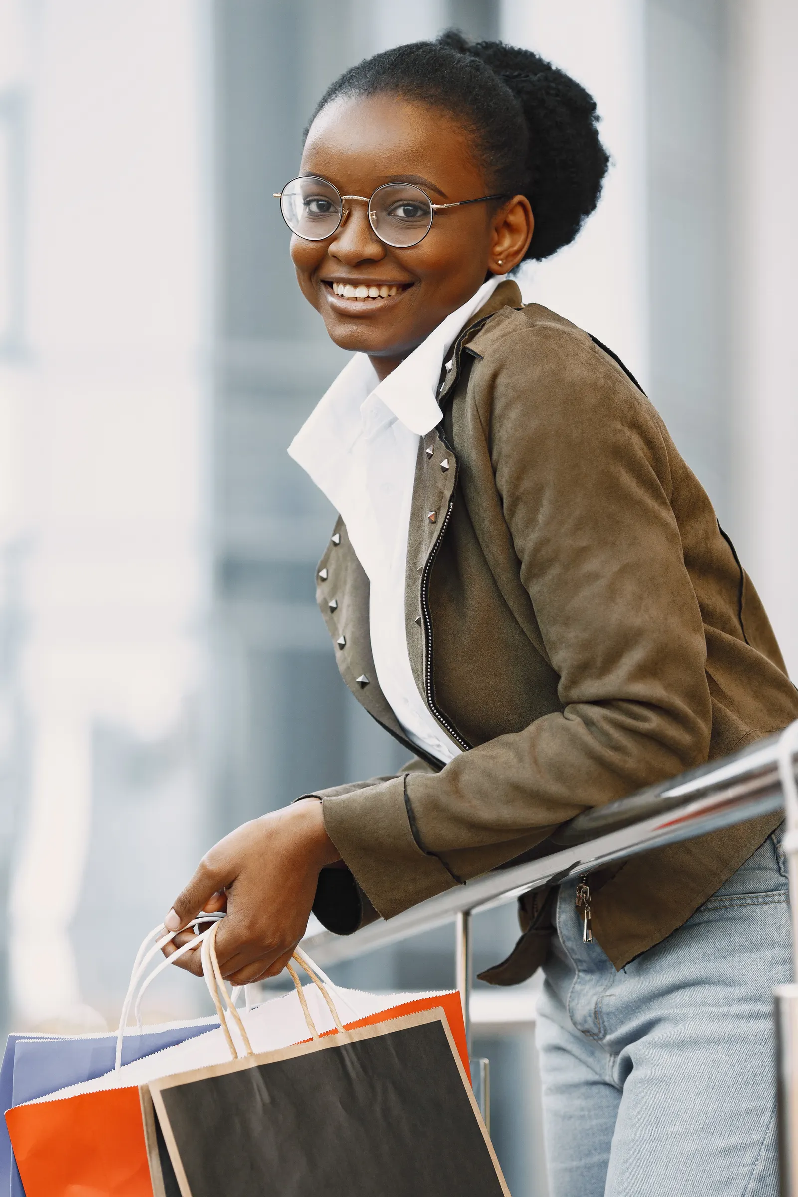 Femme souriante portant des lunettes de vue